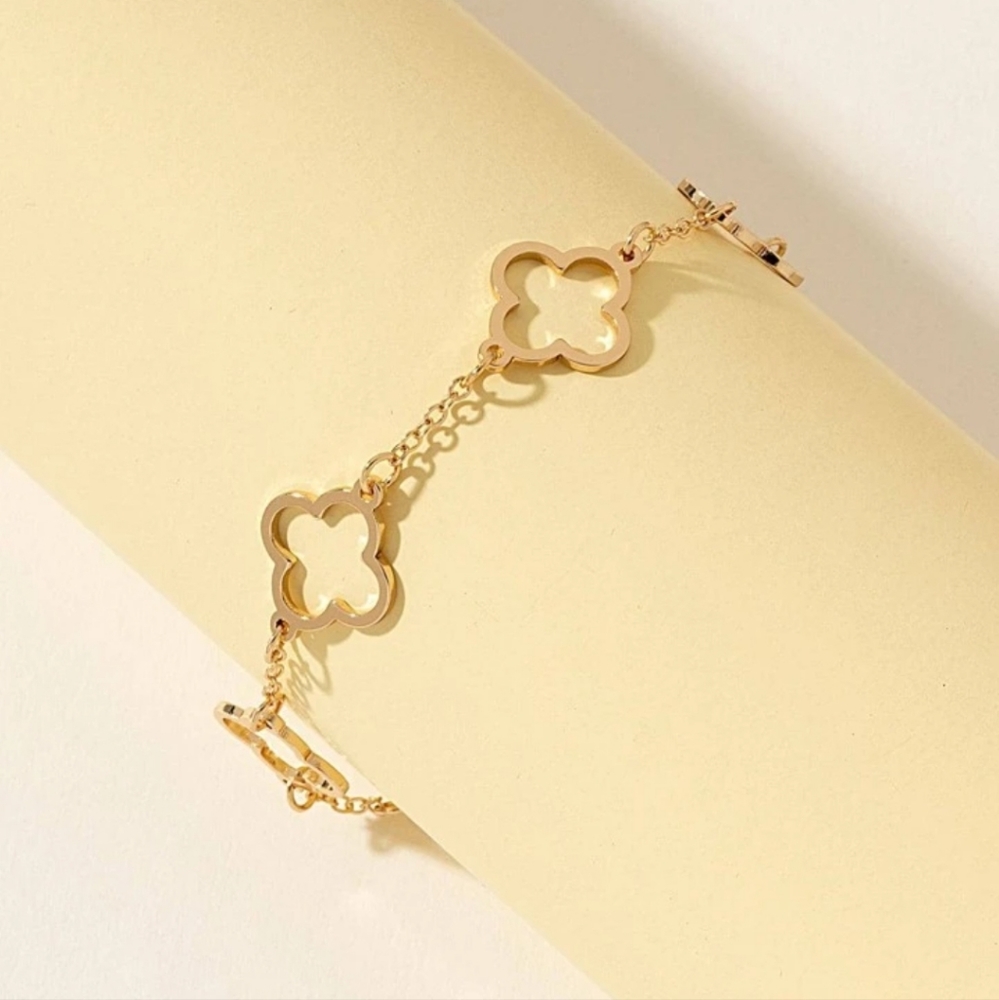 🍀🍀NEW🍀🍀BEAUTIFUL!! HOLLOW CLOVER Bracelet in GOLD Plating - Picture 3 of 15